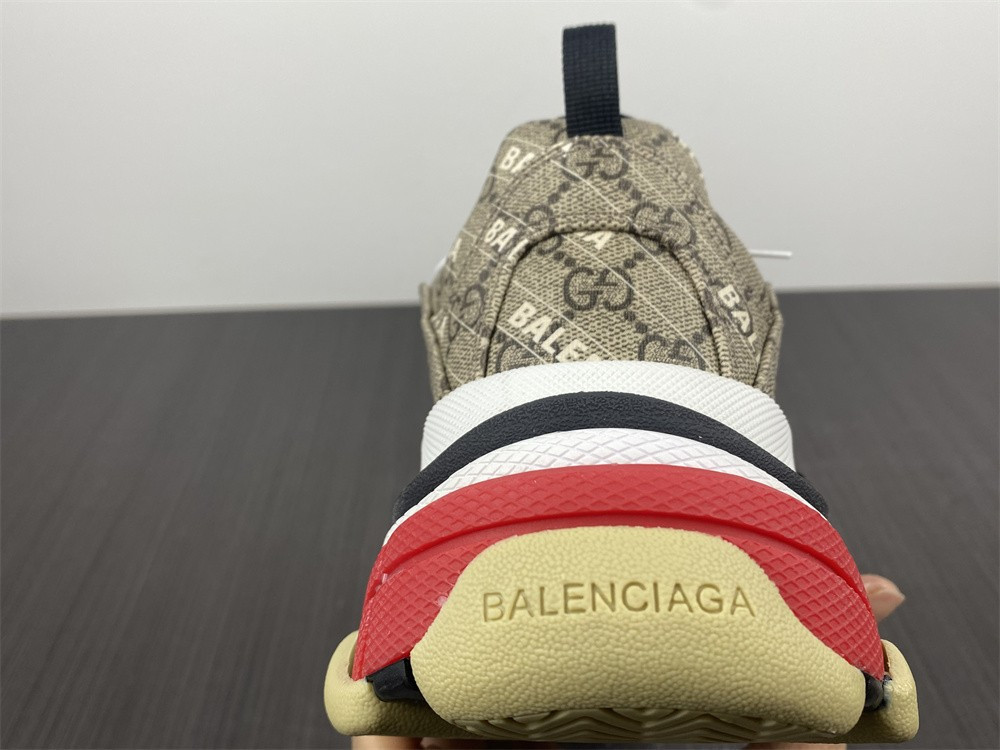 Ba*len*cia*ga triple s g*u*i sneaker