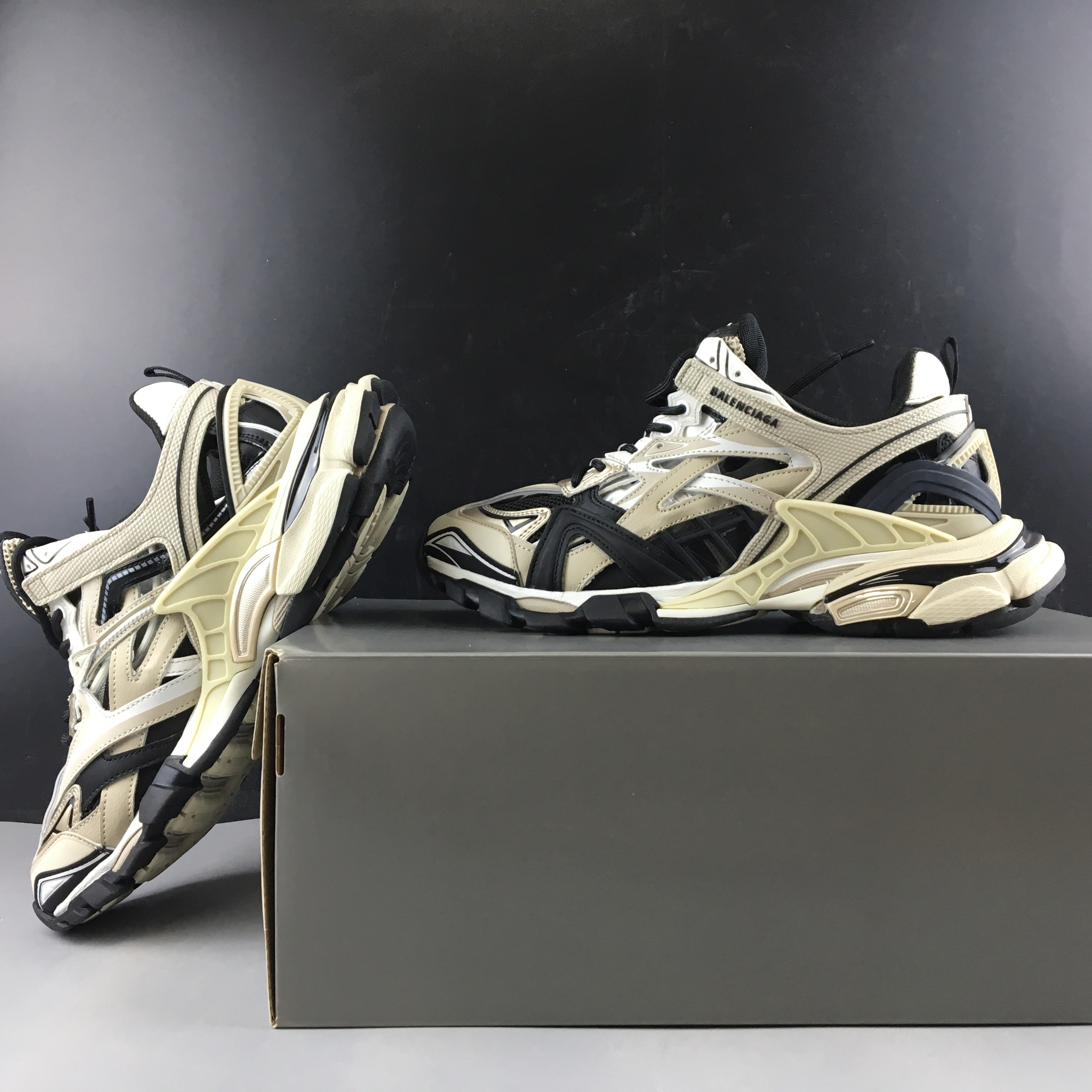 Ba*len*cia*ga track 4