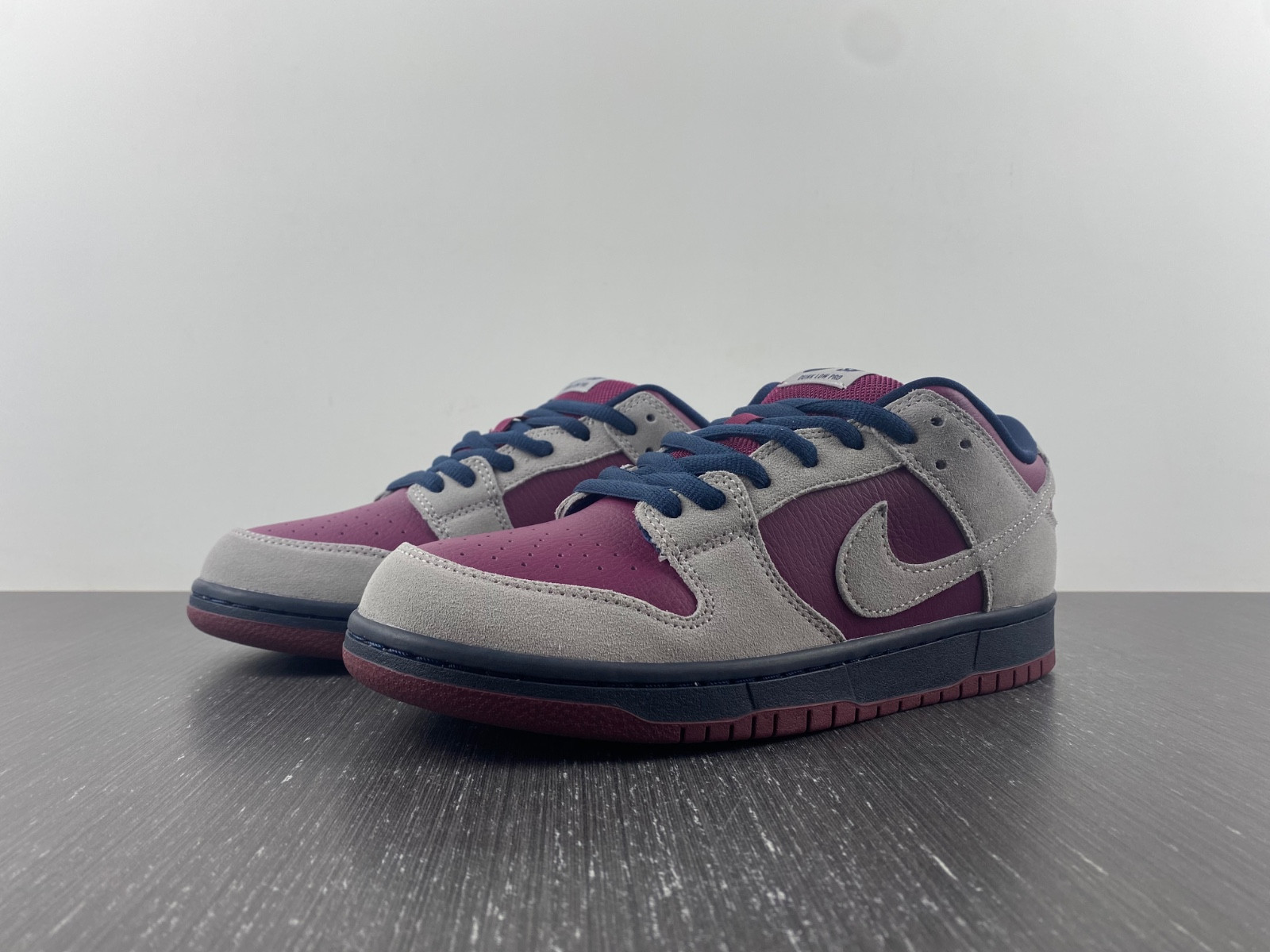 nike sb dunk low atmosphere grey true berry bq6817-001