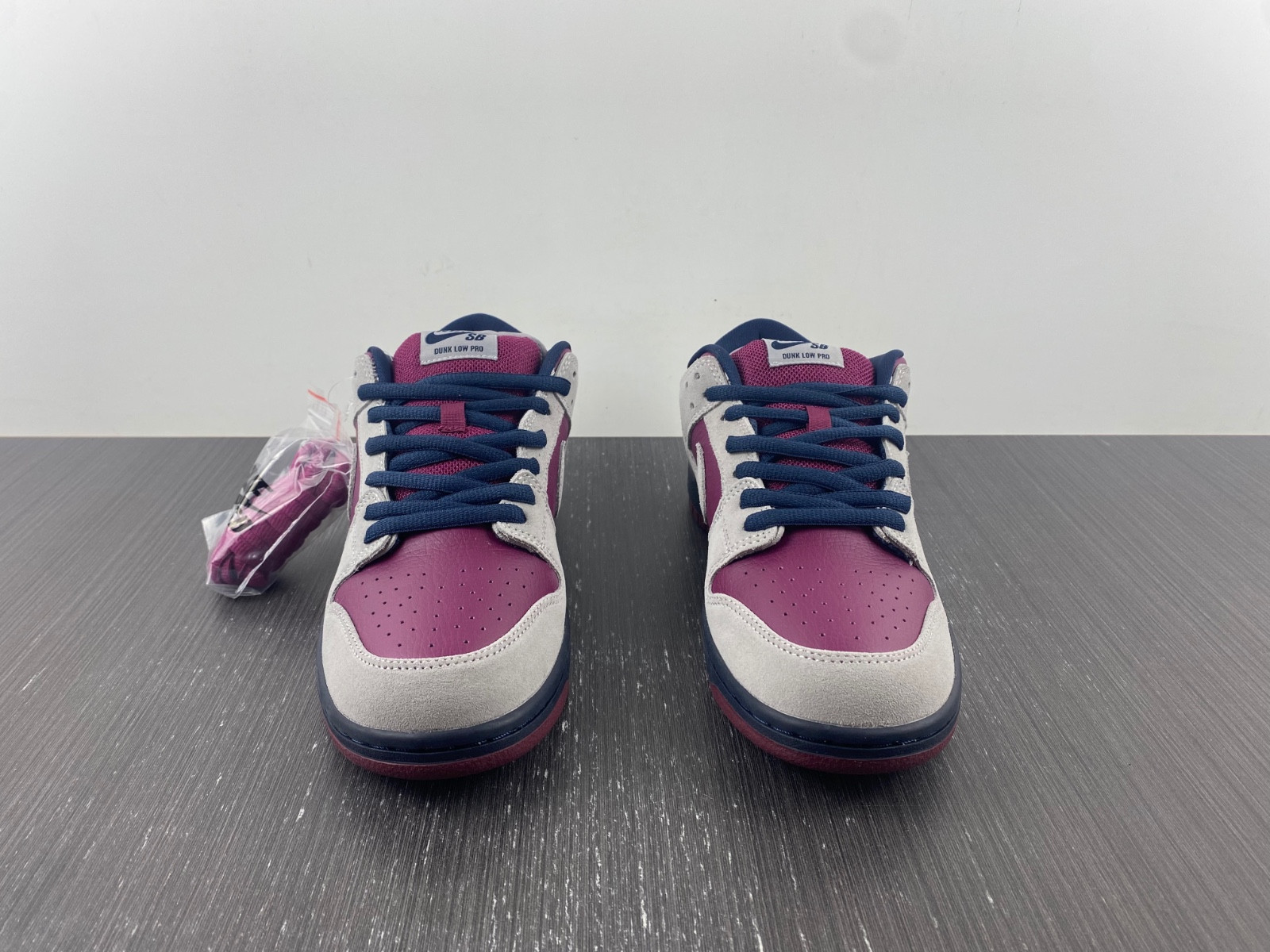 nike sb dunk low atmosphere grey true berry bq6817-001