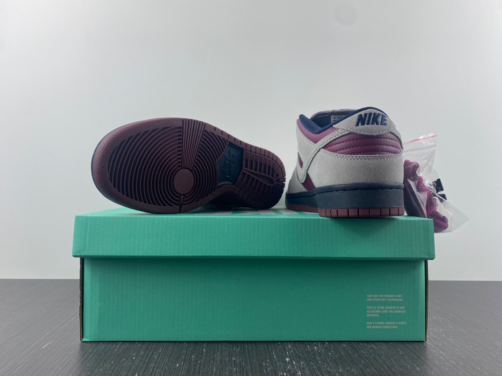 nike sb dunk low atmosphere grey true berry bq6817-001
