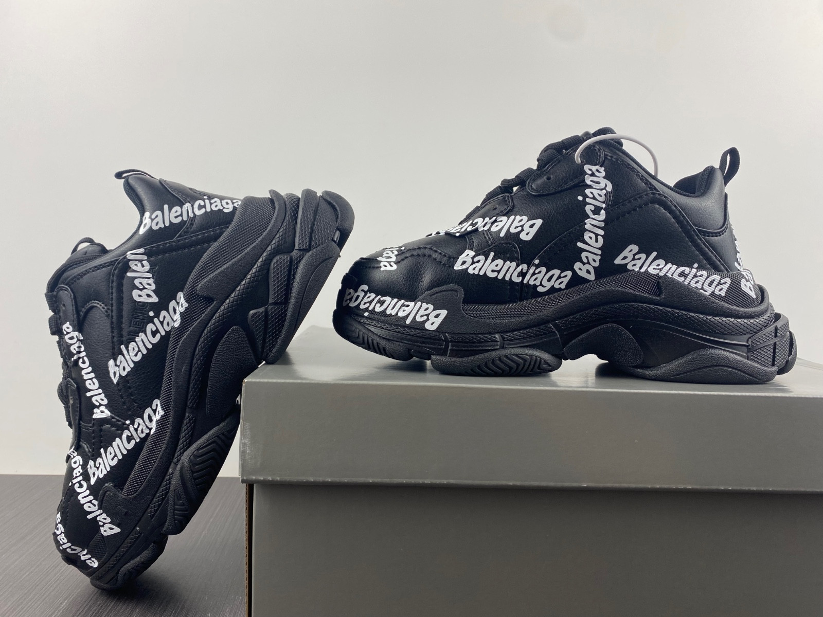 Ba*len*cia*ga triple s