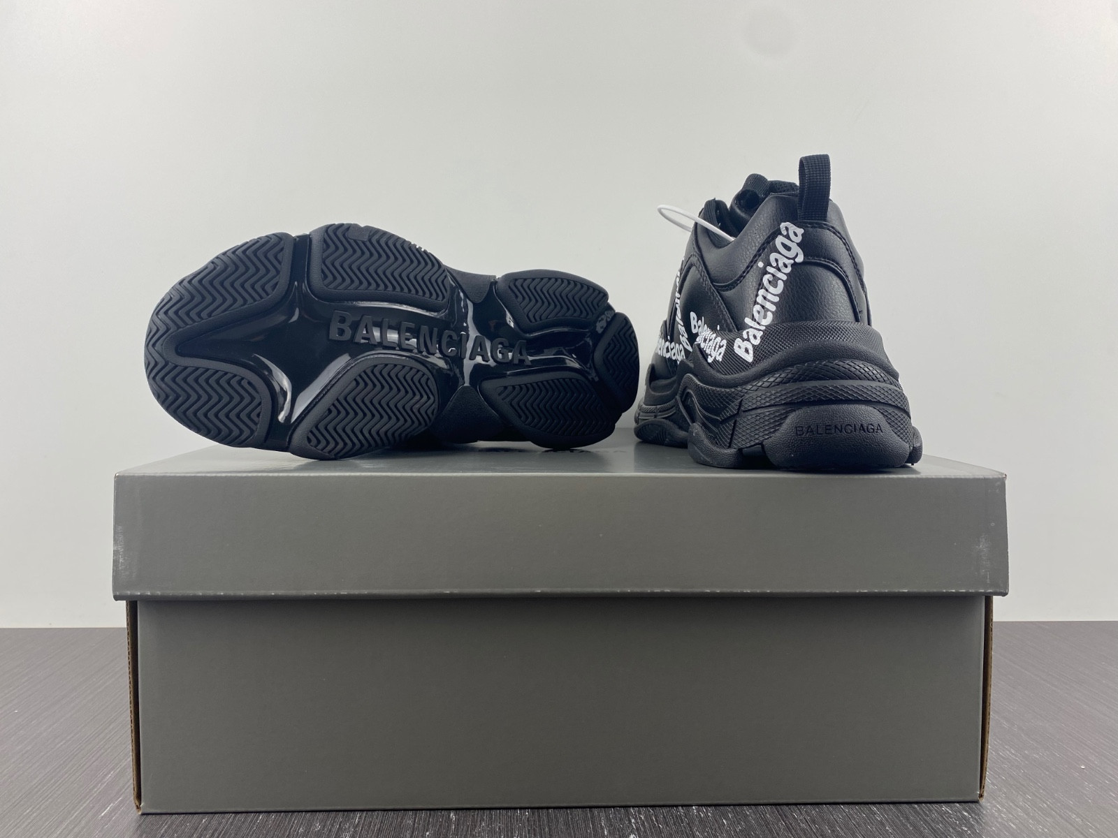 Ba*len*cia*ga triple s