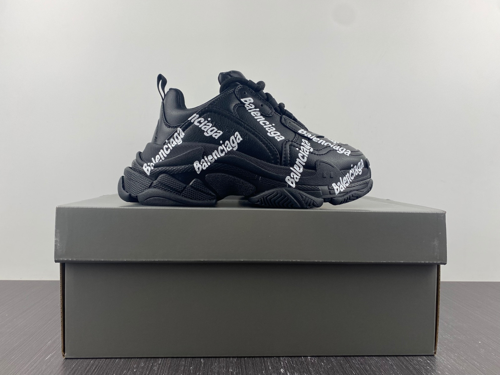 Ba*len*cia*ga triple s