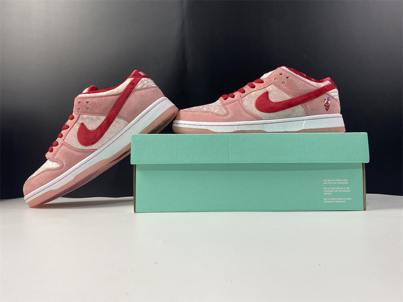 strangelove x dunk low sb 