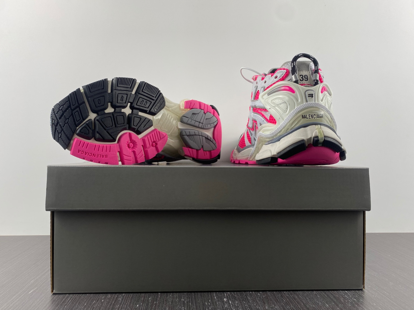 Ba*len*cia*ga runner sneaker