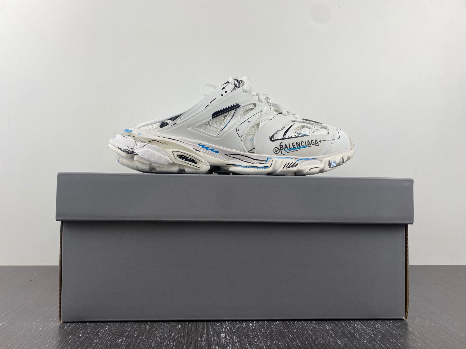 Ba*len*cia*ga track mule