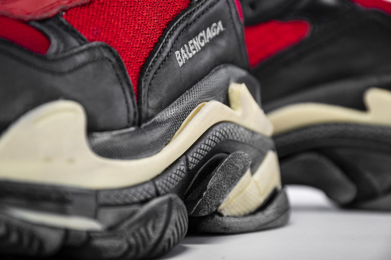 Ba*len*cia*ga triple s red/ black