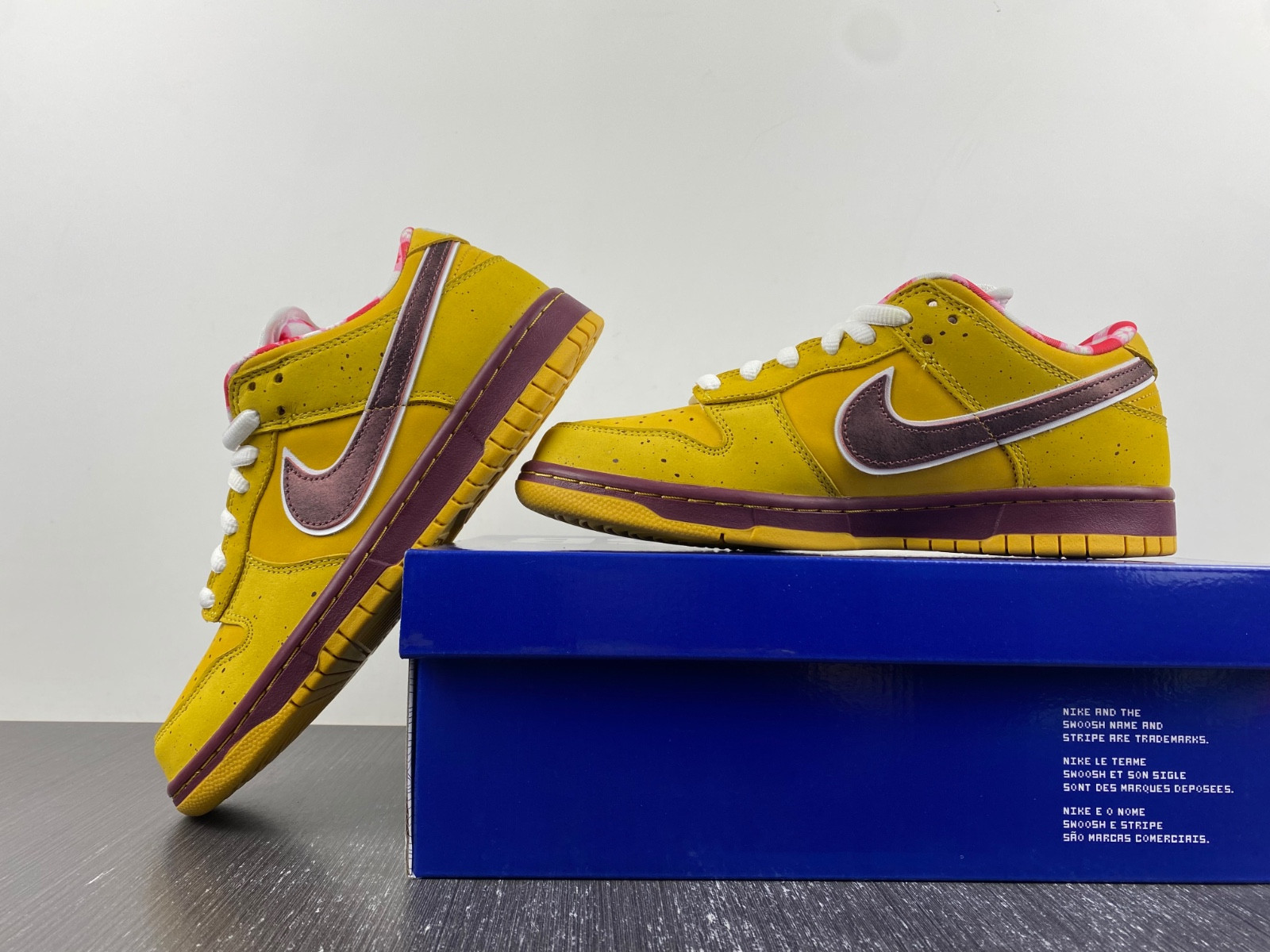 nike sb dunk low yellow lobster men