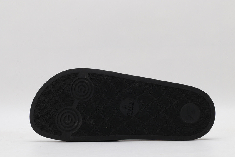 G*u*i slides all black with green tiger