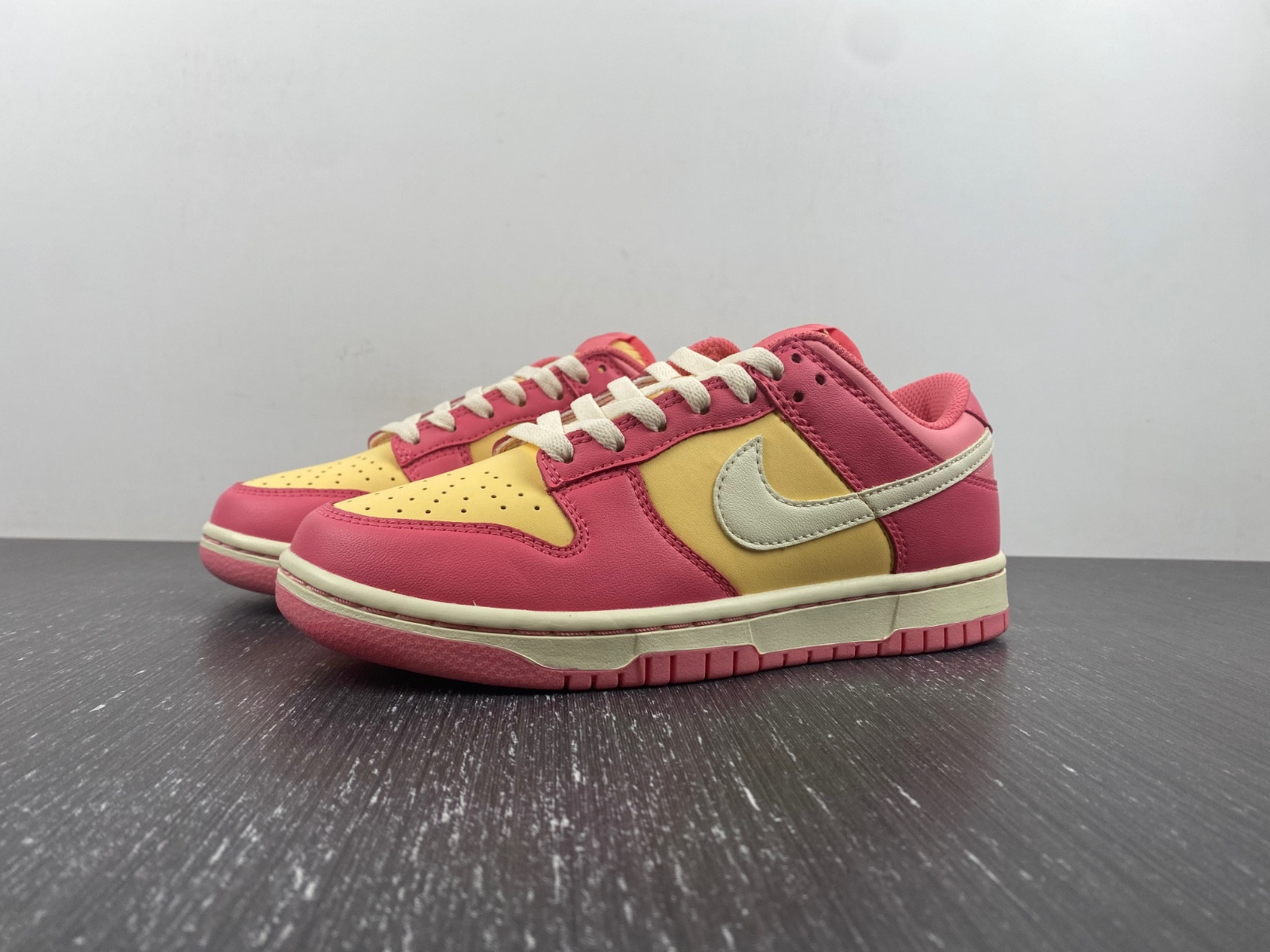 nike dunk low strawberry peach cream (gs) - dh9765-200
