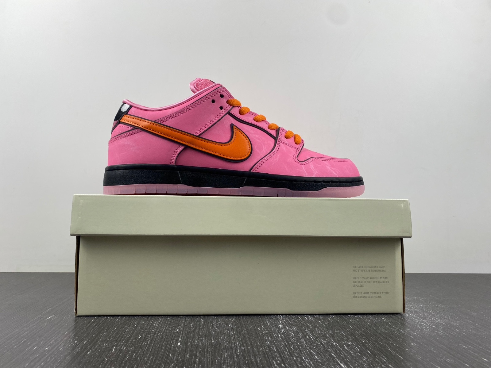 the powerpuff girls x nike sb dunk low blossom fd2631-600