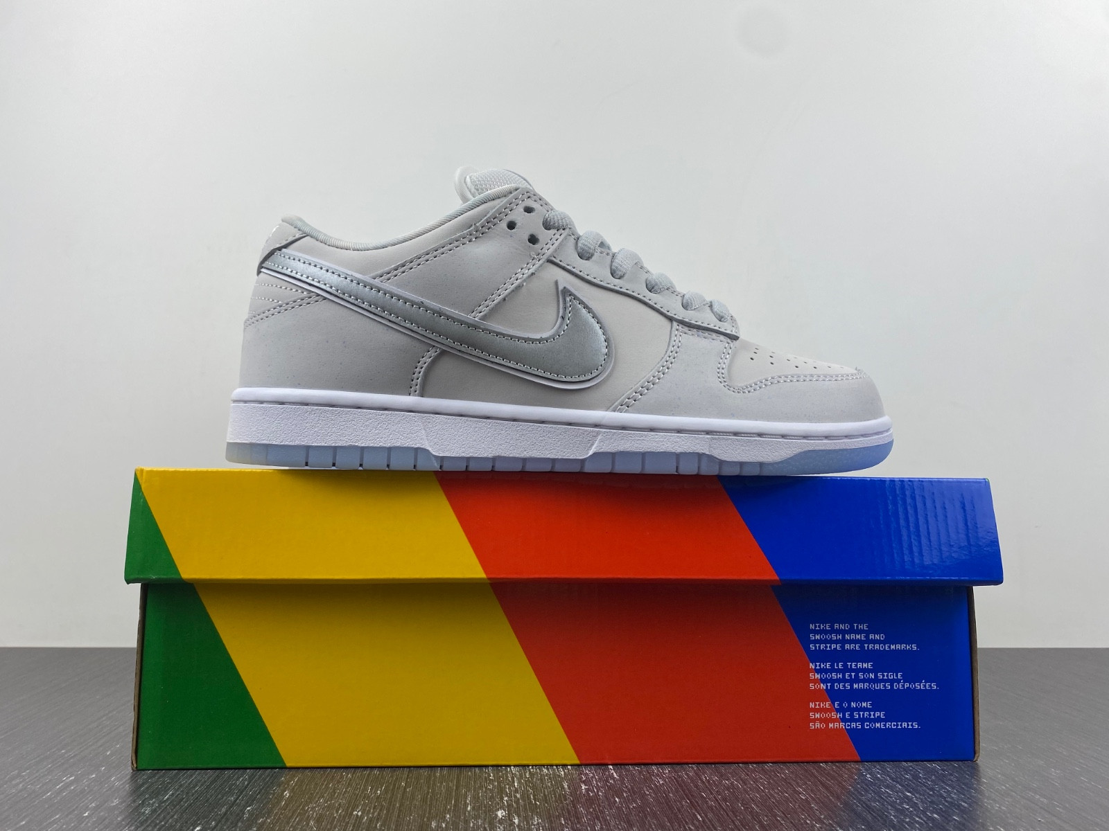 nike sb dunk low white lobster (friends and family) fd8776-100