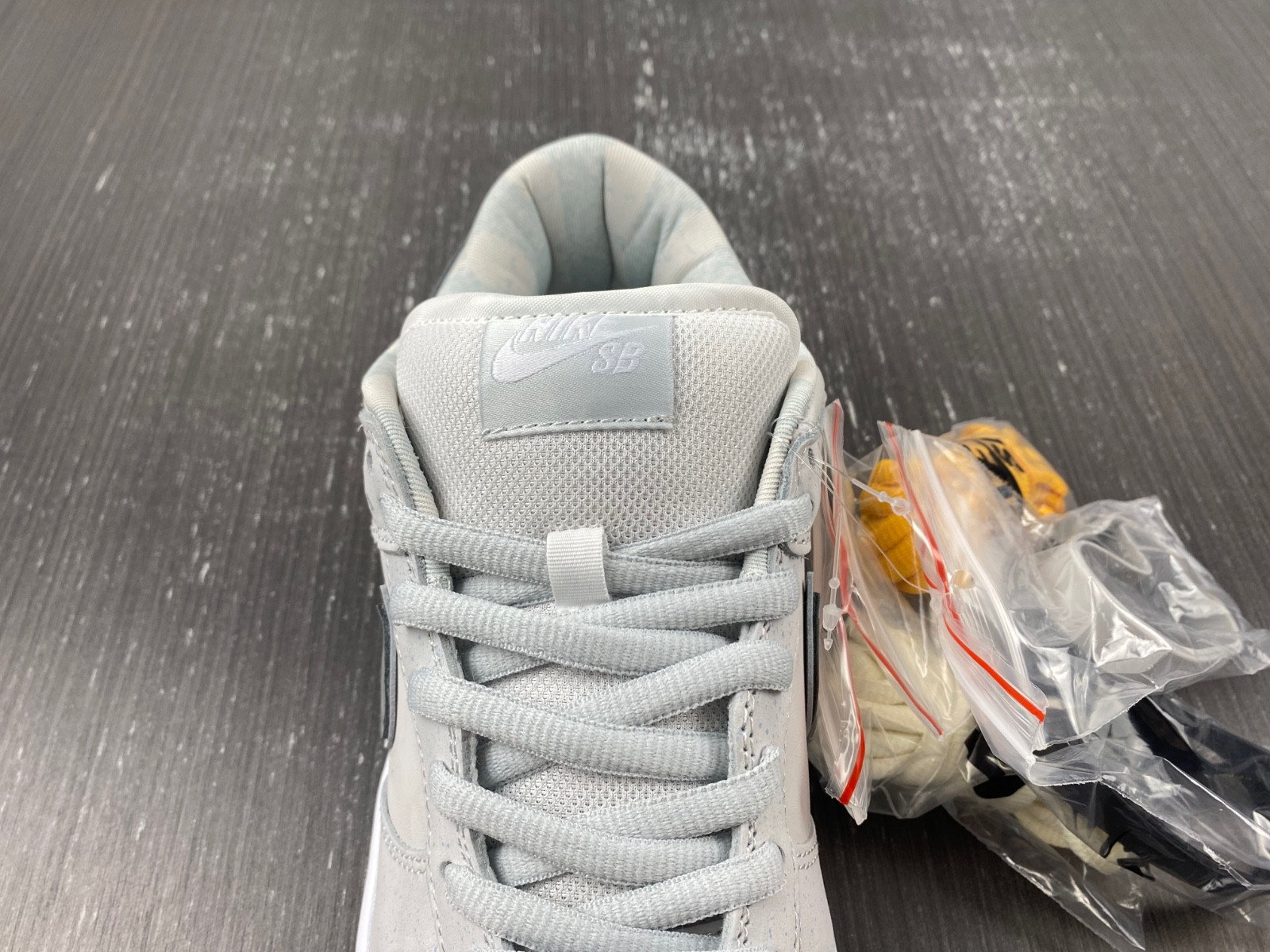 nike sb dunk low white lobster (friends and family) fd8776-100