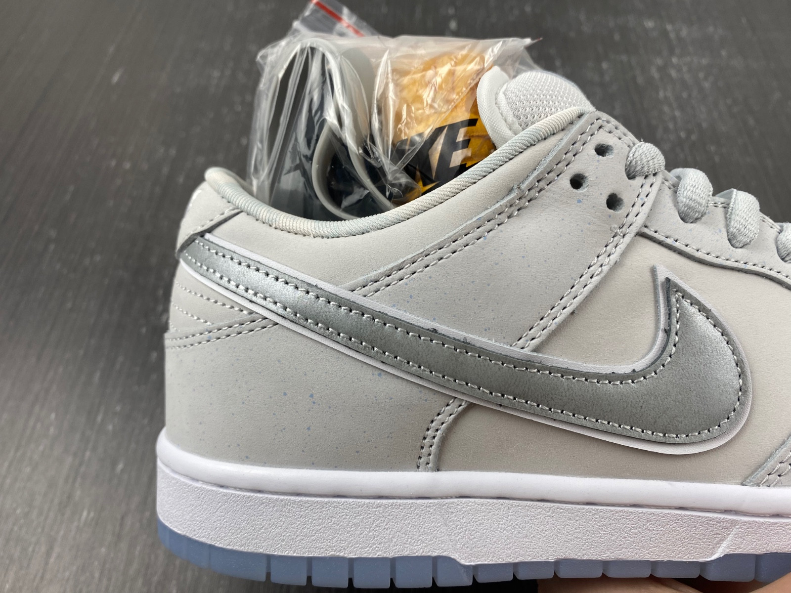 nike sb dunk low white lobster (friends and family) fd8776-100