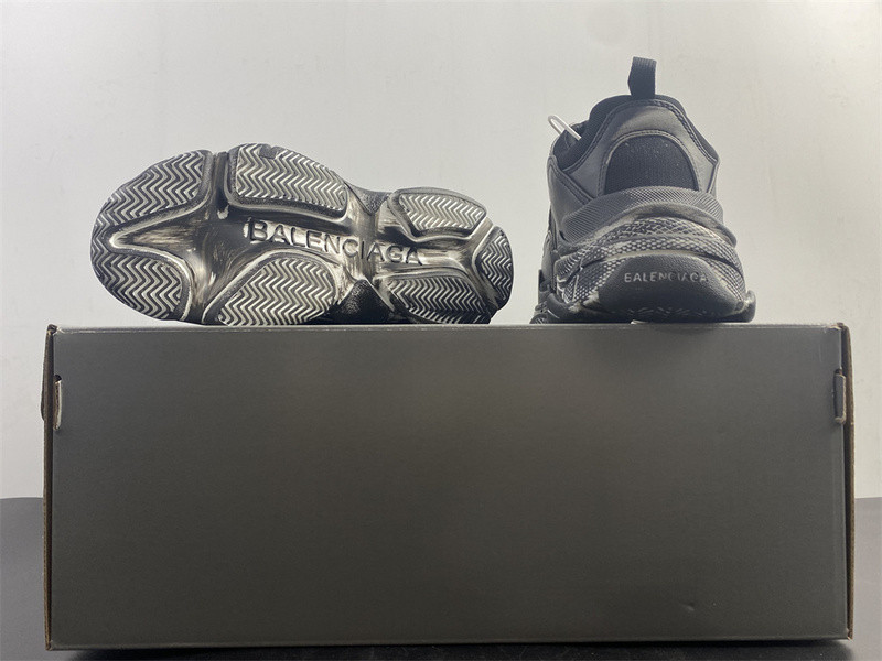 Ba*len*cia*ga triple s black sneaker