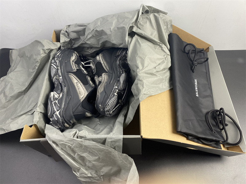 Ba*len*cia*ga triple s black sneaker