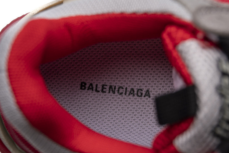 Ba*len*cia*ga triple s