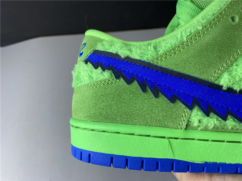 dead x nike sb dunk low“ green bear” cj5378-300