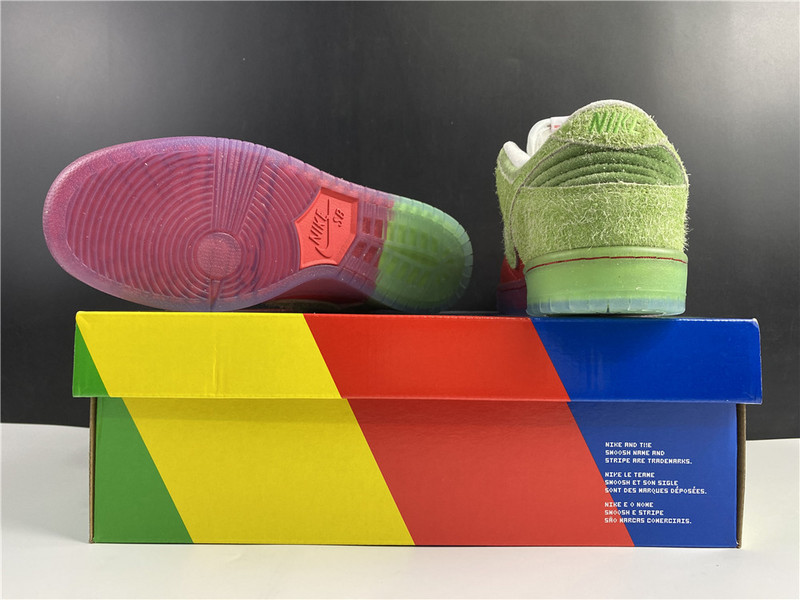 nike sb dunk low “strawberry cough cw7093-601