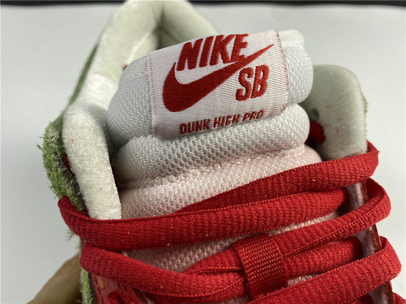 nike sb dunk low “strawberry cough cw7093-601