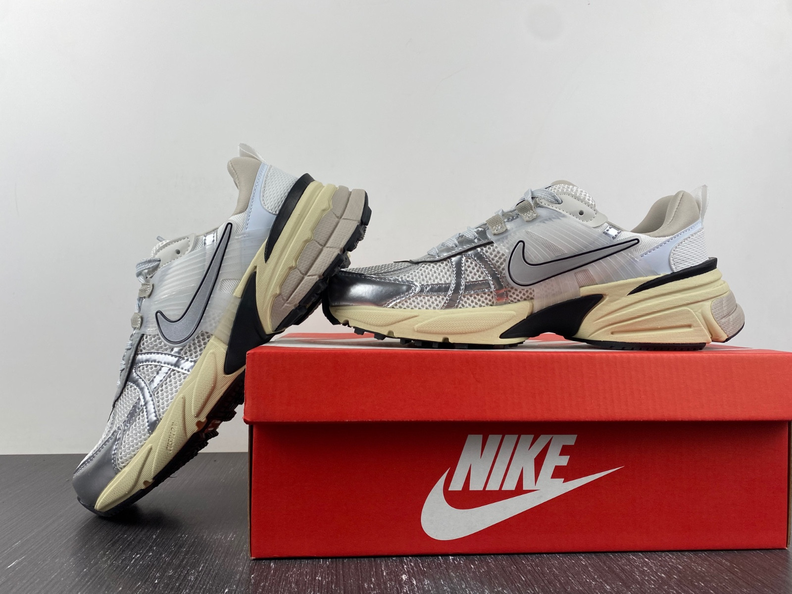 nike runtekk summit white metallic silver fd0736-100