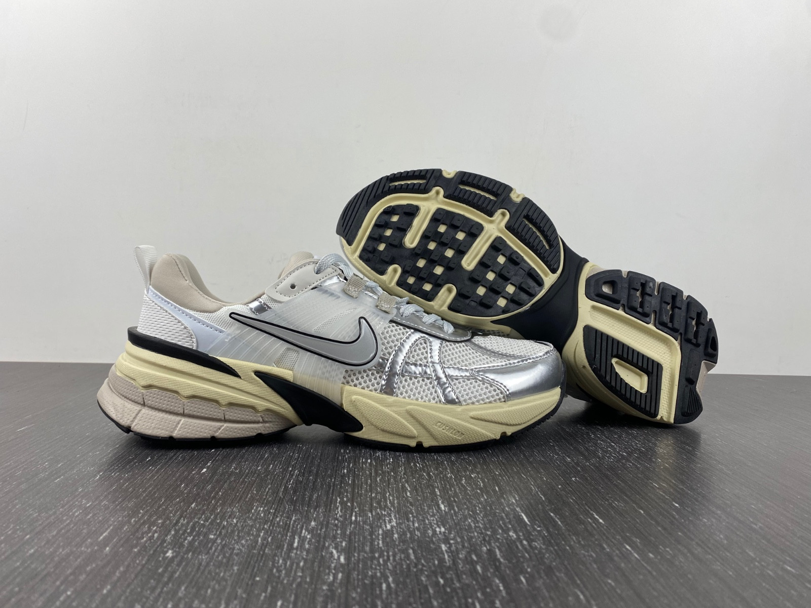 nike runtekk summit white metallic silver fd0736-100