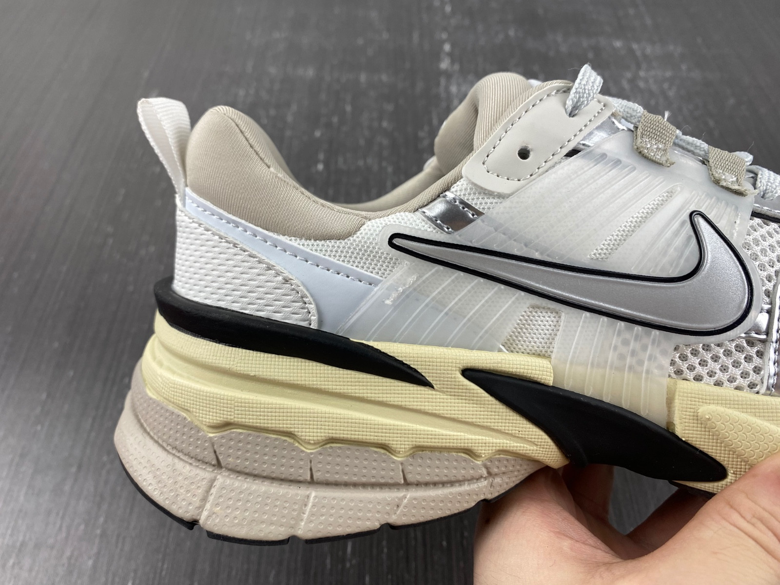 nike runtekk summit white metallic silver fd0736-100