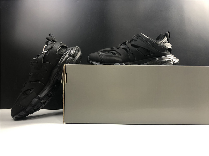 Ba*len*cia*ga track all black