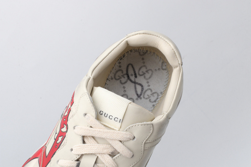G*u*i ace embroidered low-top sneaker white with lips