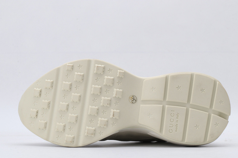 G*u*i ace embroidered low-top sneaker white with lips