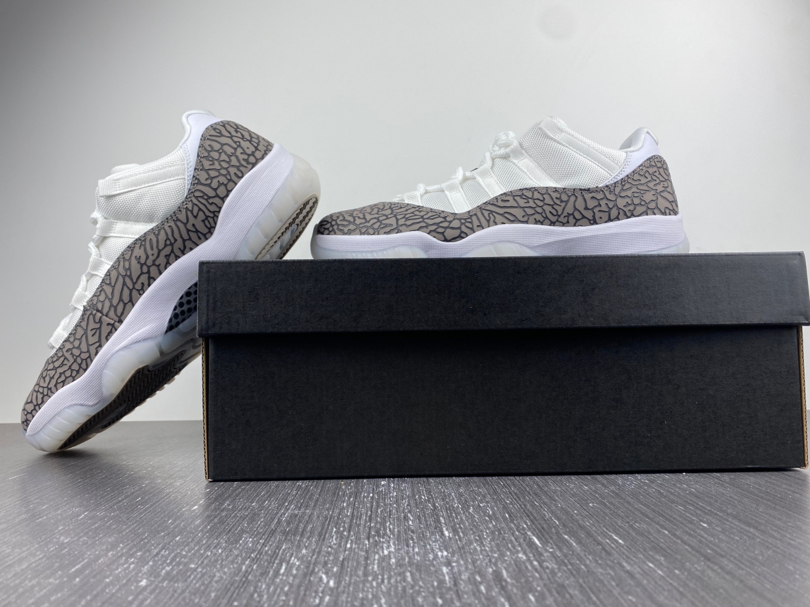 air jordan 11 low elephant print av2187-140