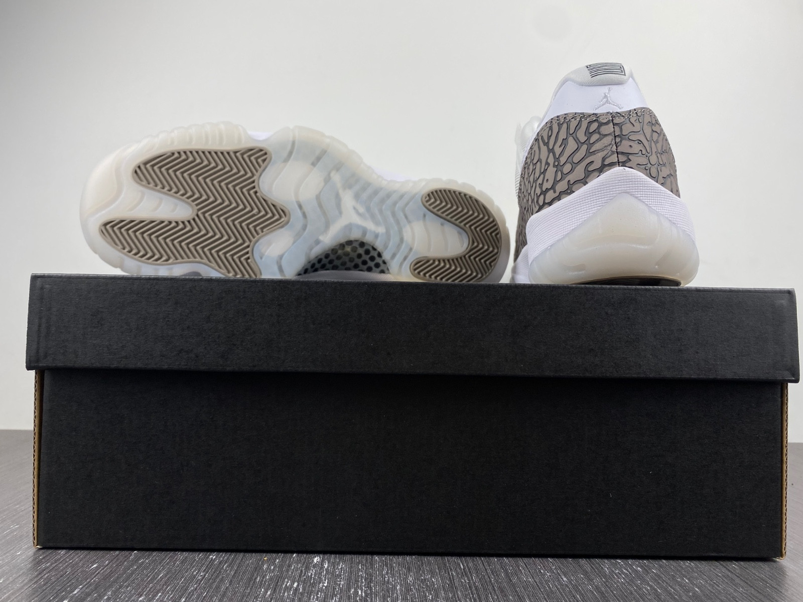 air jordan 11 low elephant print av2187-140