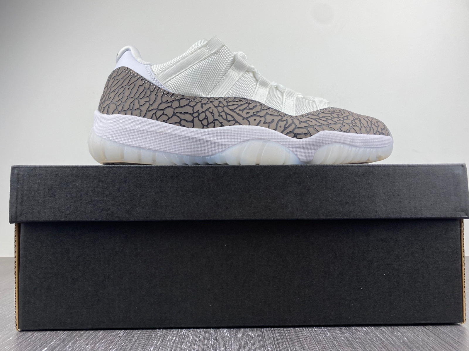 air jordan 11 low elephant print av2187-140