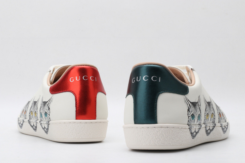 G*u*i ace embroidered low-top sneaker white with cat