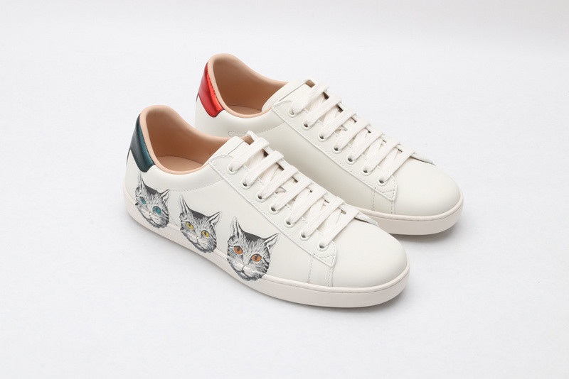 G*u*i ace embroidered low-top sneaker white with cat