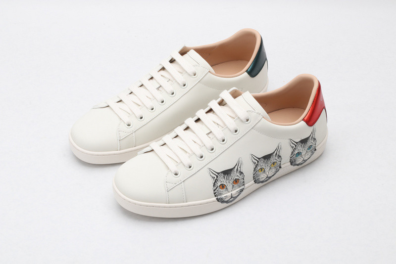 G*u*i ace embroidered low-top sneaker white with cat