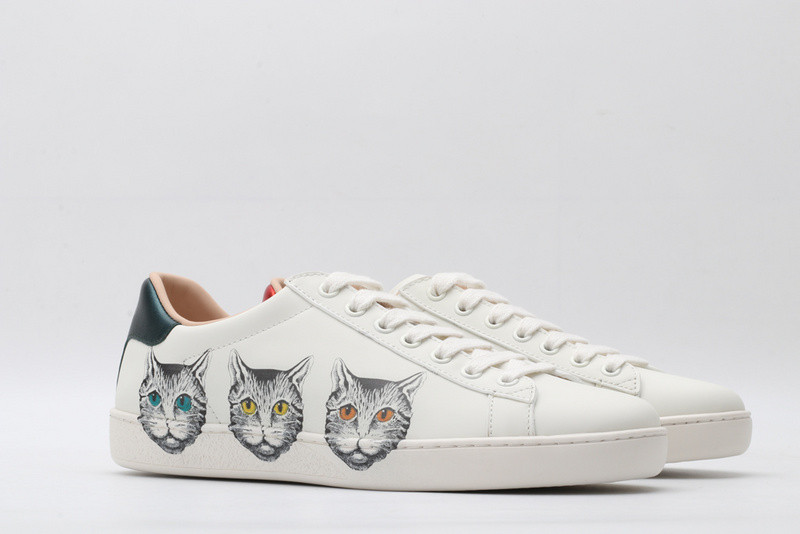G*u*i ace embroidered low-top sneaker white with cat