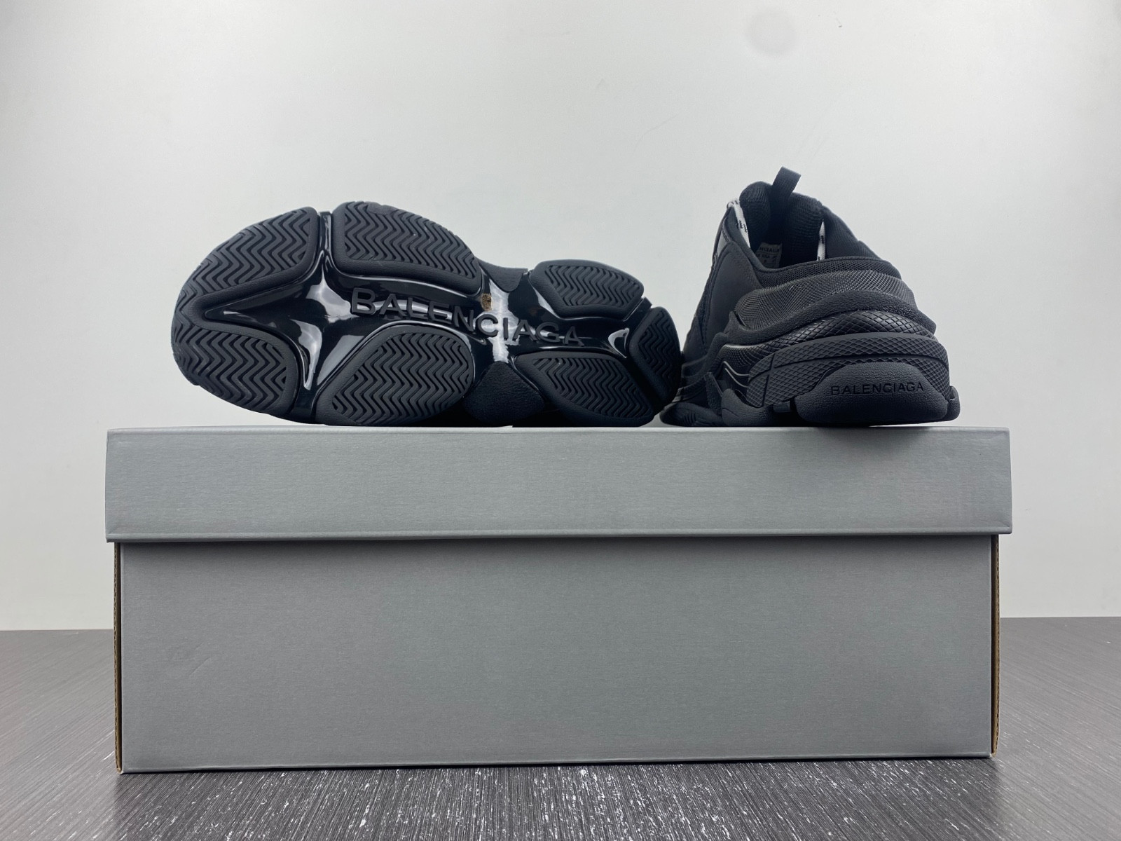 Ba*len*cia*ga triple s