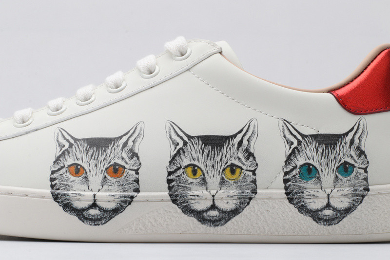 G*u*i ace embroidered low-top sneaker white with cat