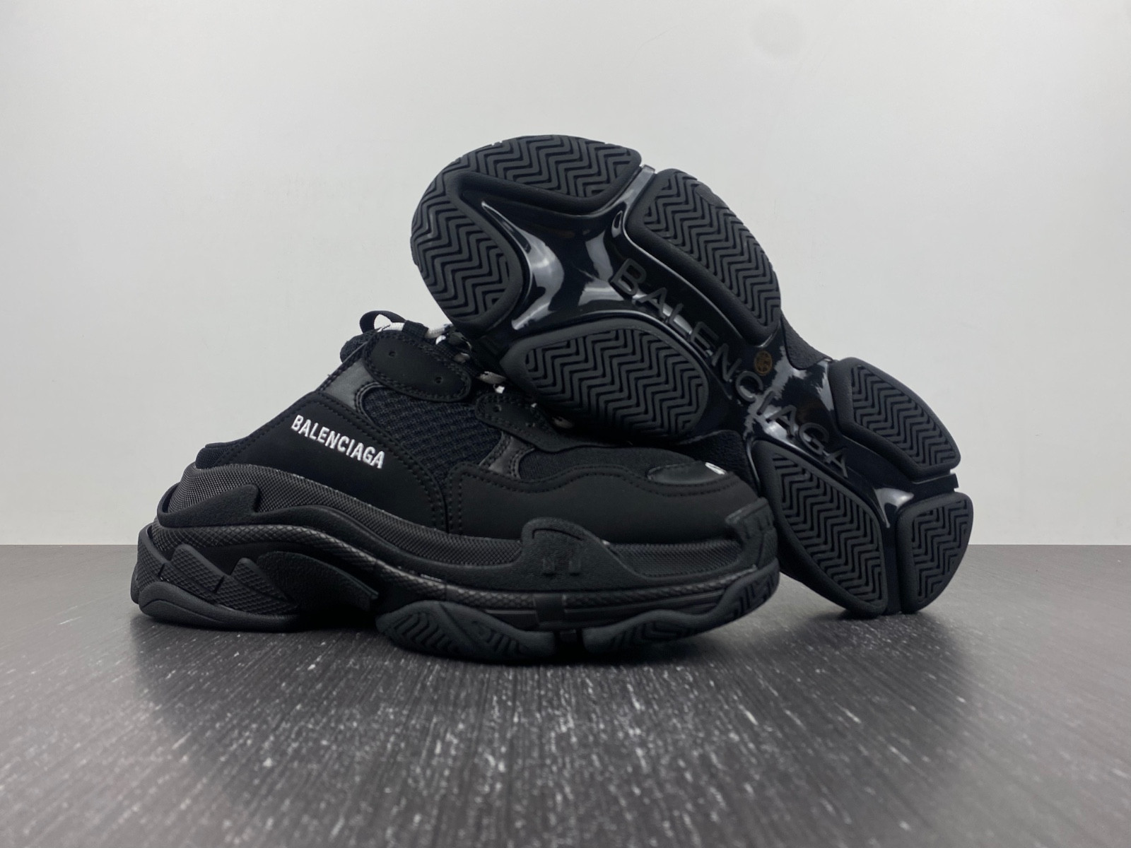 Ba*len*cia*ga triple s