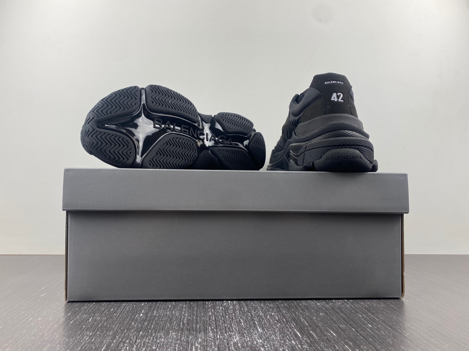 Ba*len*cia*ga triple s