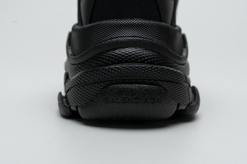 Ba*len*cia*ga triple s