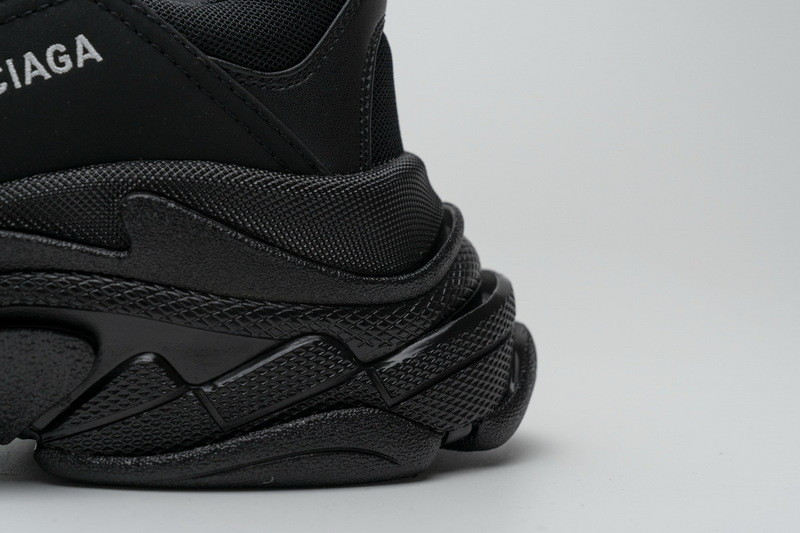 Ba*len*cia*ga triple s