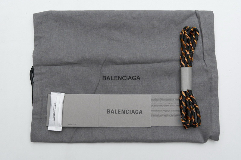 Ba*len*cia*ga triple s