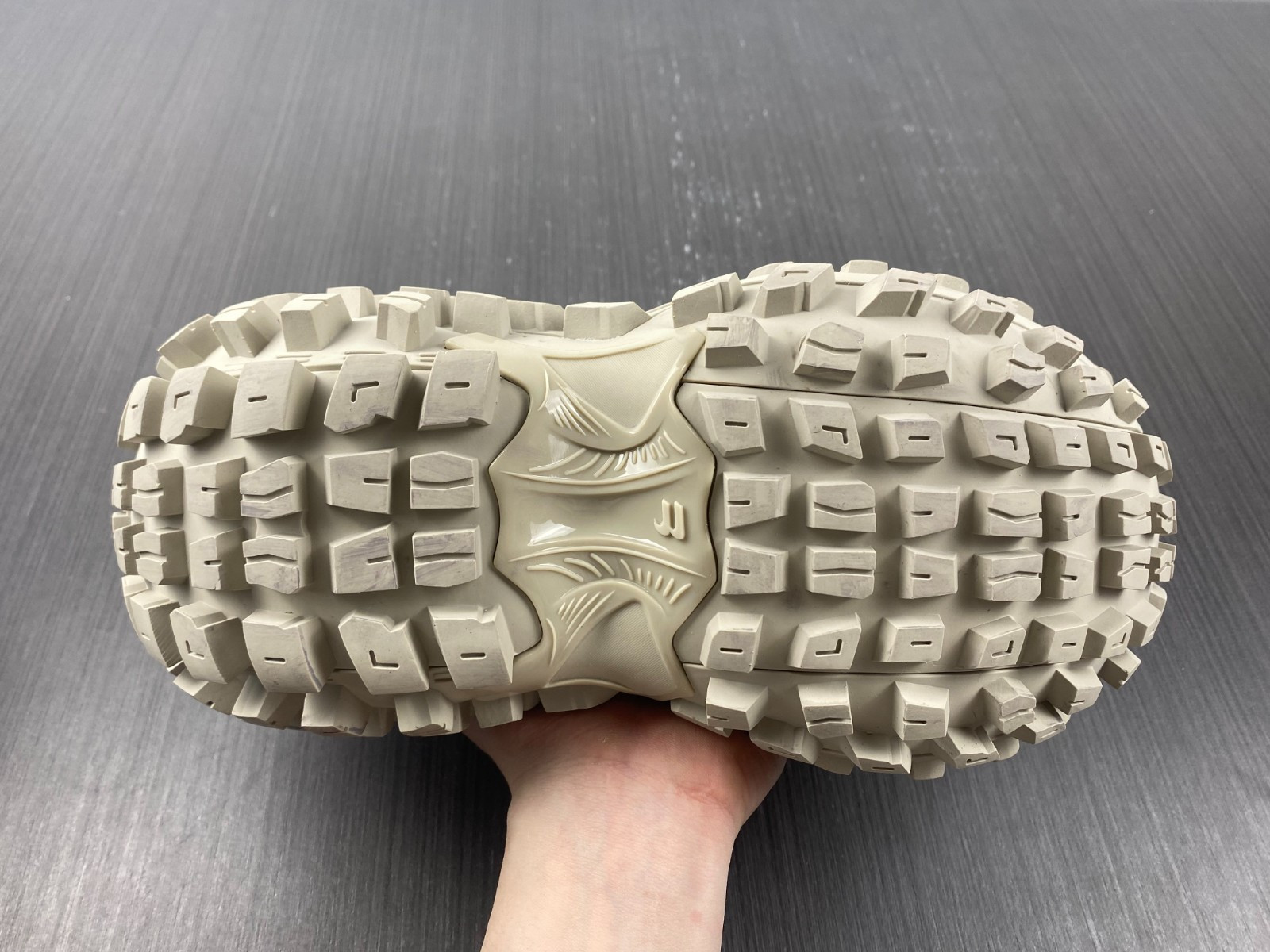 Ba*len*cia*ga defender sneaker