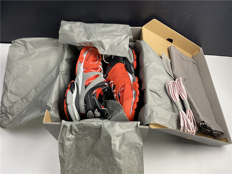 Ba*len*cia*ga track red and grey