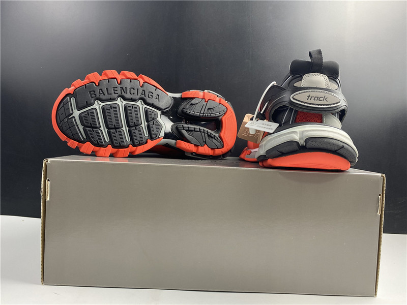 Ba*len*cia*ga track red and grey