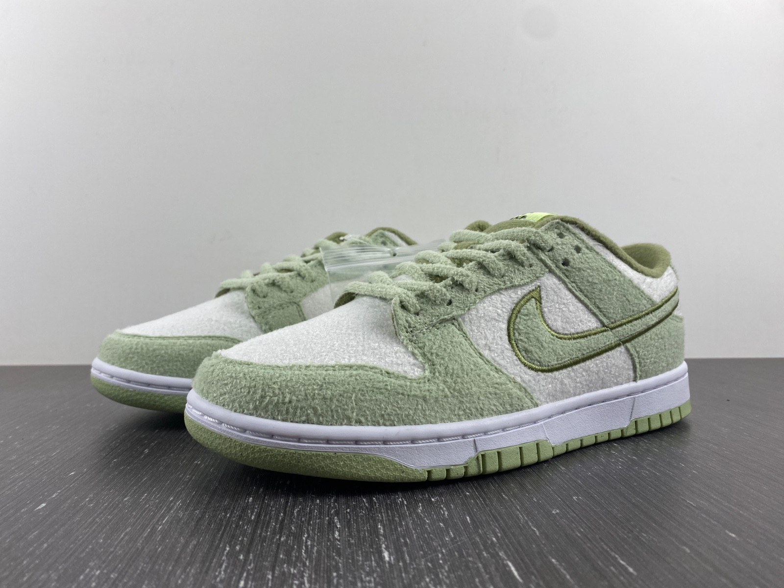 nike dunk low se fleece pack honeydew (w) dq7579-300