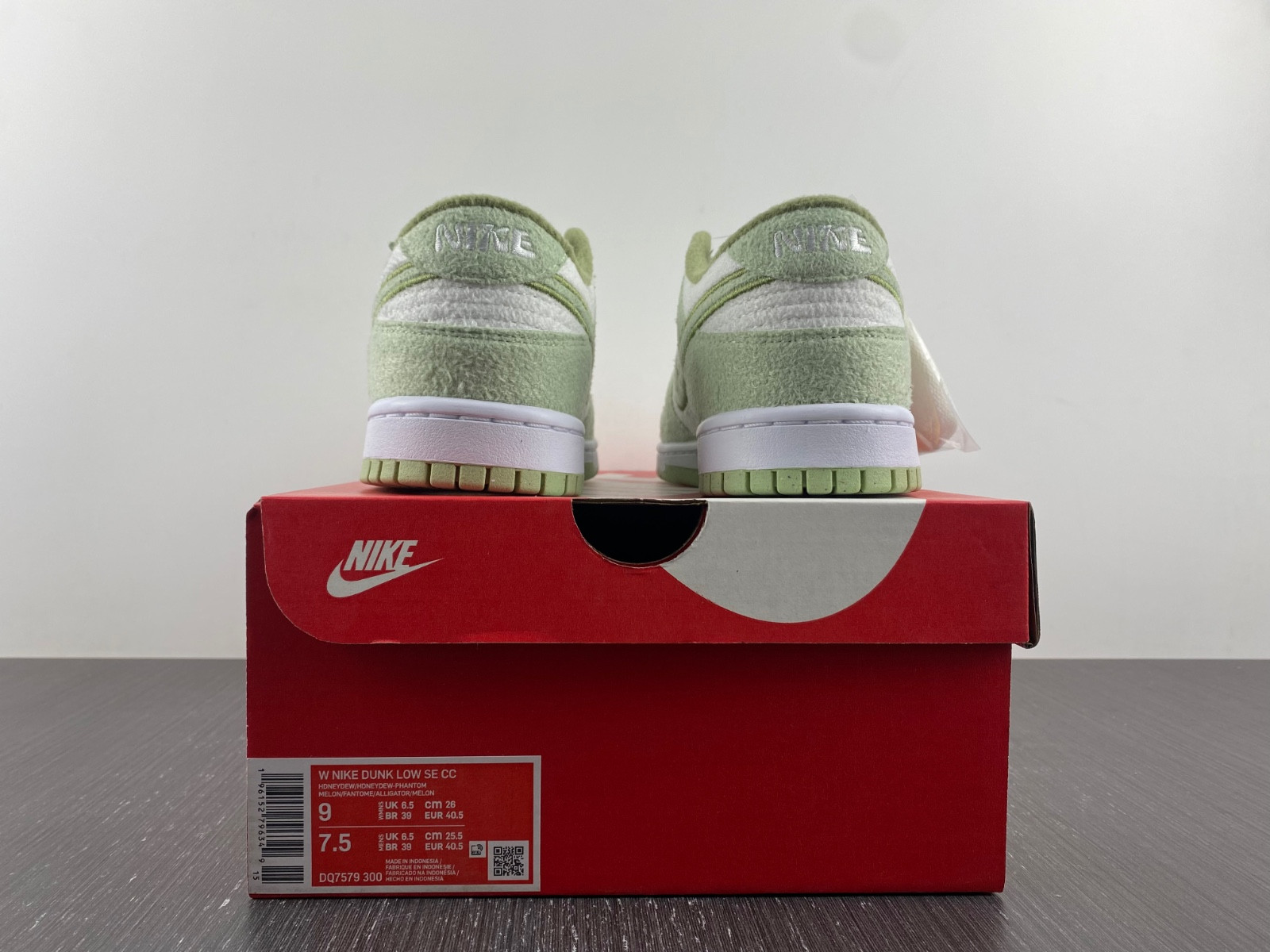 nike dunk low se fleece pack honeydew (w) dq7579-300